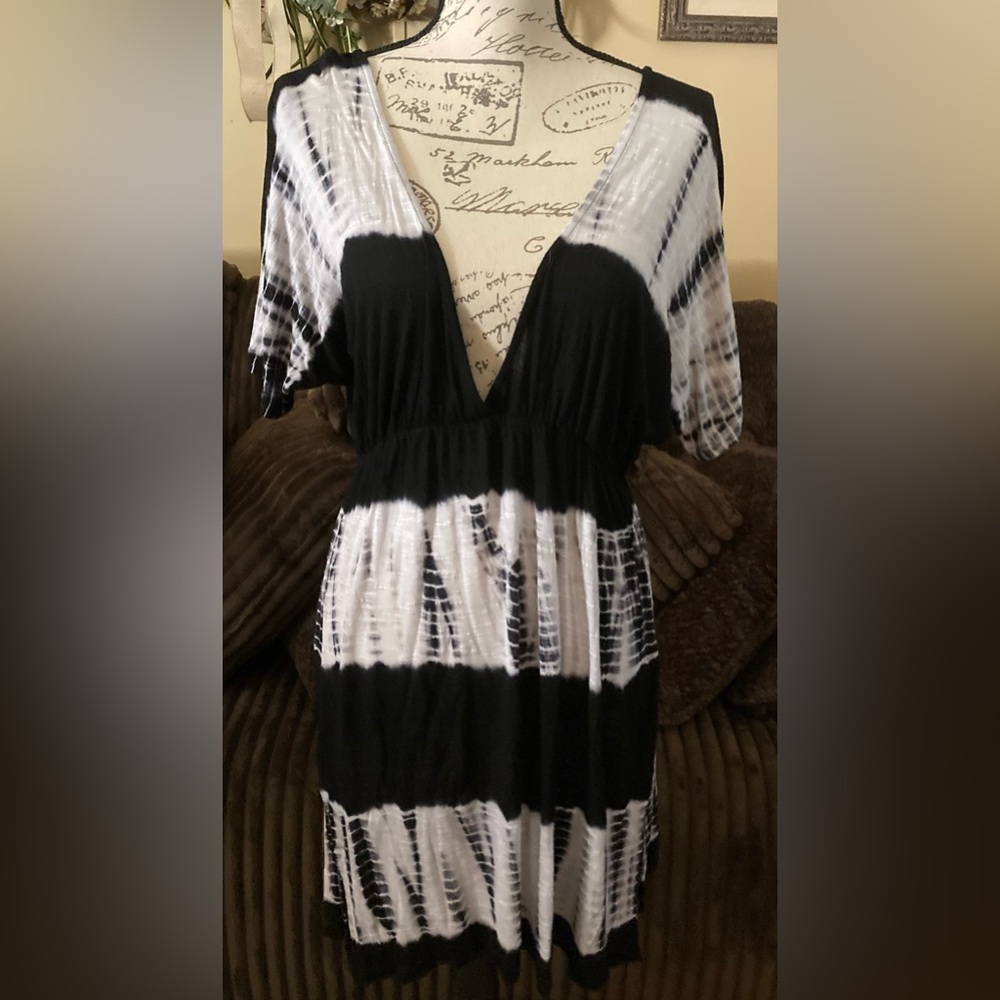 Ladies Size Large Venus Black and White Striped Swimsuit CoverUp